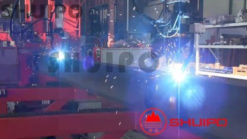 工作中的立体车库横梁自动焊接机 工作中的钢结构附件自动焊接机