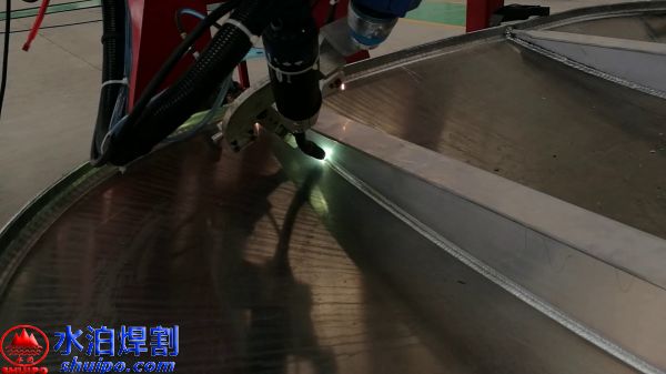 三星加强筋焊接机器人视频_104244161