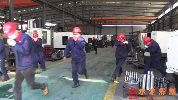 着火区域人员迅速撤离 着火区域人员迅速撤离