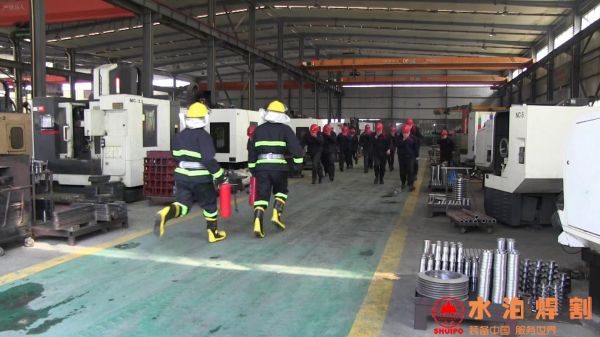 shuipo安全人员奔赴着火点 shuipo安全人员奔赴着火点