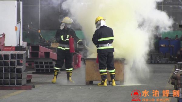 SHUIPO安全人员进行灭火处理 SHUIPO安全人员进行灭火处理