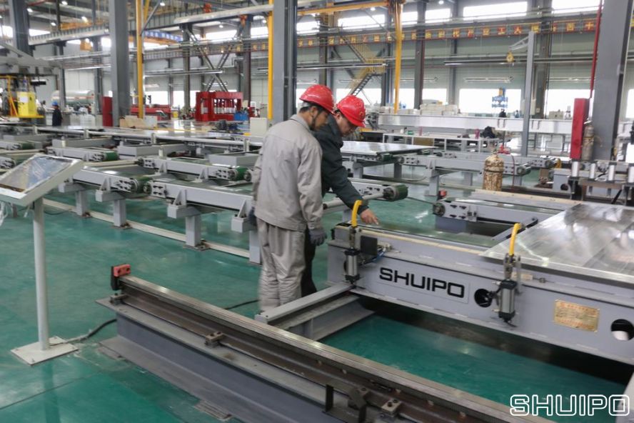 厢式半挂车生产现场 厢式半挂车生产现场