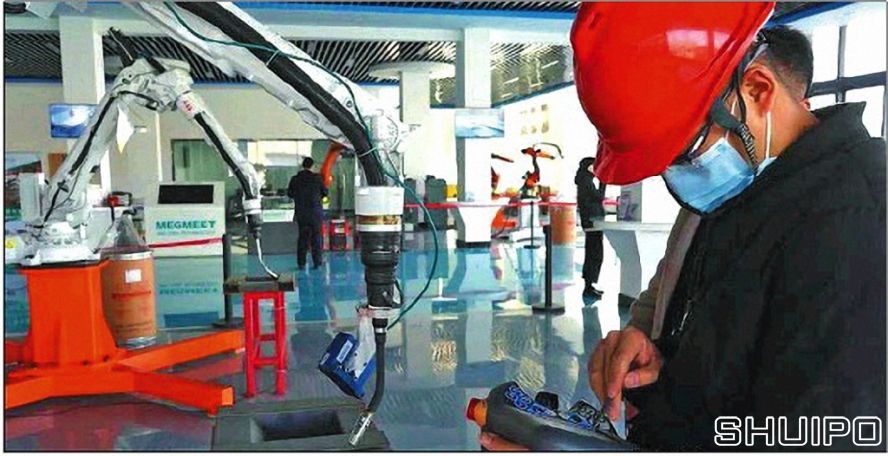 机器人智能制造展示中心为焊接机器人调整参数 机器人智能制造展示中心为焊接机器人调整参数