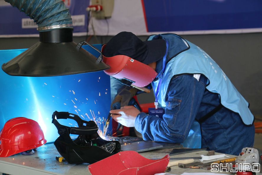 4.手工焊参赛选手.JPG 4.手工焊参赛选手.JPG