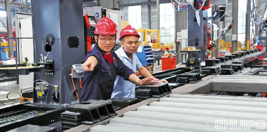 工程师在进行生产线的自动化调试 工程师在进行生产线的自动化调试